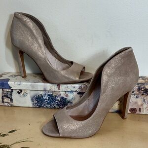 Vince Camuto Cream Tan Gold Metallic Shimmer Suede Leather Open Toe Heel Shoes